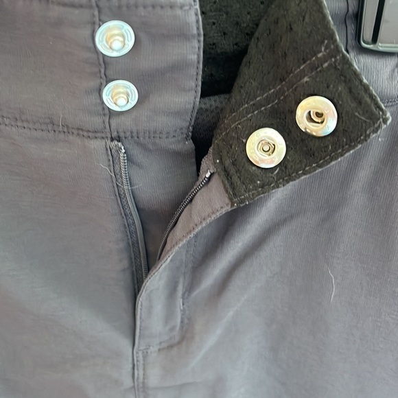 L.L. Bean Women’s gray skort, size large. Waist measures 16 inches. - Picture 3 of 6